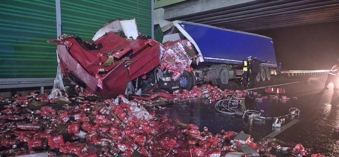 Ciężarówka zablokowała trasę na Gdańsk, towar wysypał się na drogę. Wypadek na S7 w Szczytnikach. Rozbita ciężarówka i wysypany towar