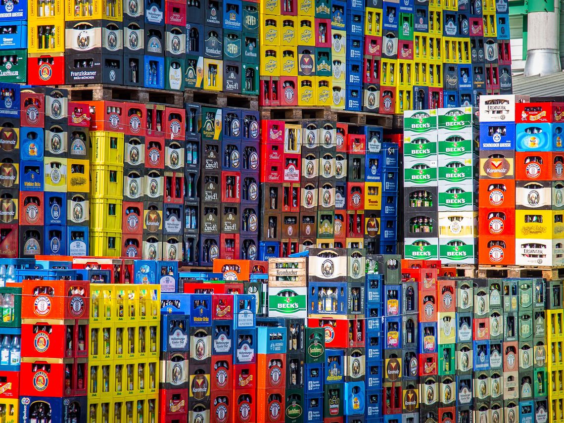 Skrzynki z alkoholem w hurtowni