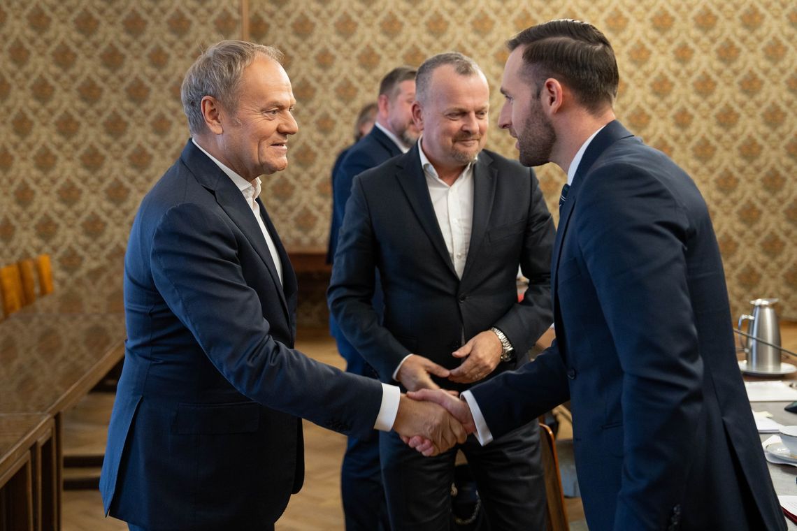 Co prezydent Ciechanowa powiedział premierowi? Kosiński interweniował w sprawie pieniędzy na sprzęt. Premier Tusk wita sie z prezydentem Ciechanowa Kosińskim