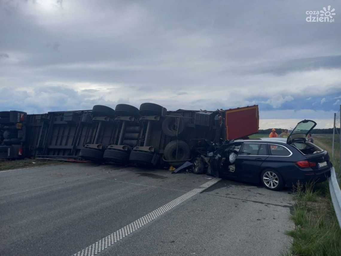 Cudem nikt nie ucierpiał. Osobówką wjechał prosto w leżącą na drodze ciężarówkę 