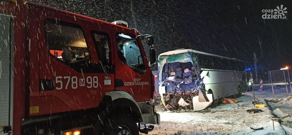 Czołowe zderzenie autobusu szkolnego i ciężarówki
