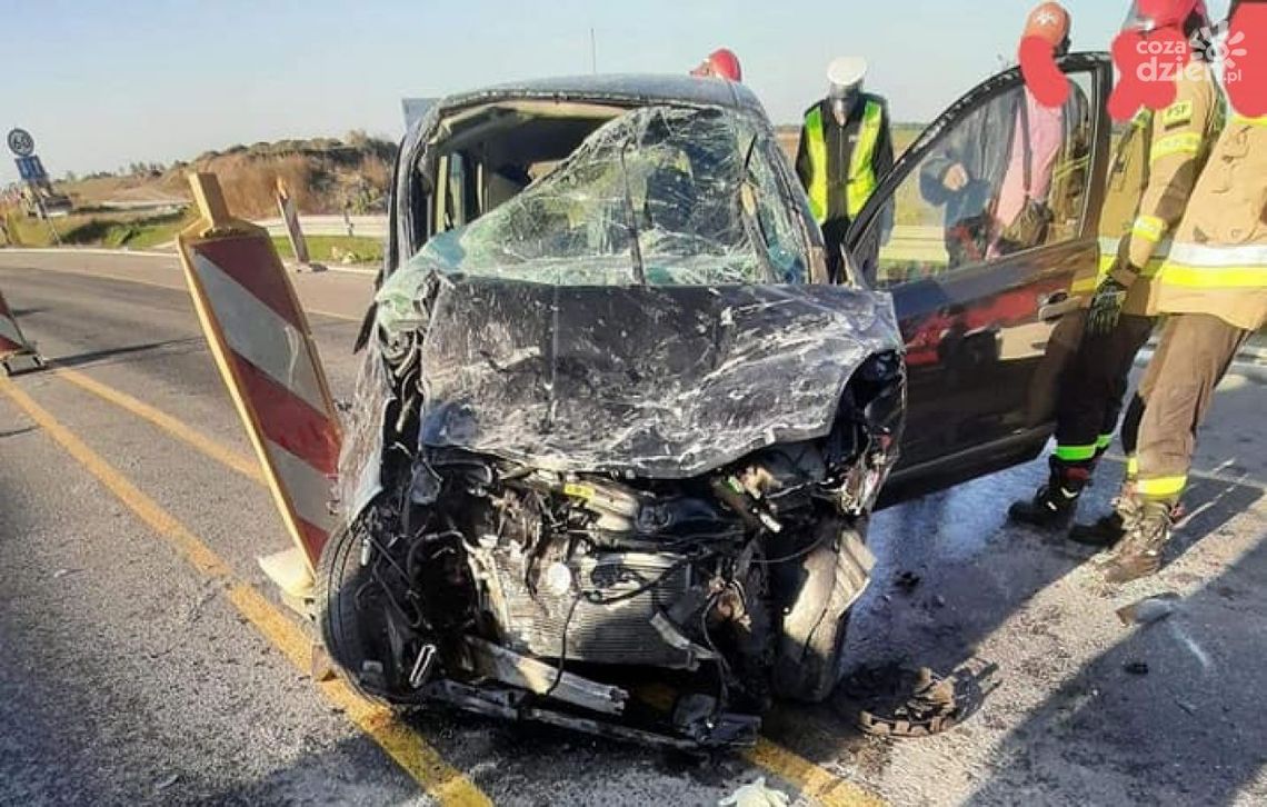Czołowe zderzenie pod Płońskiem, "siódemka" stanęła na kilka godzin