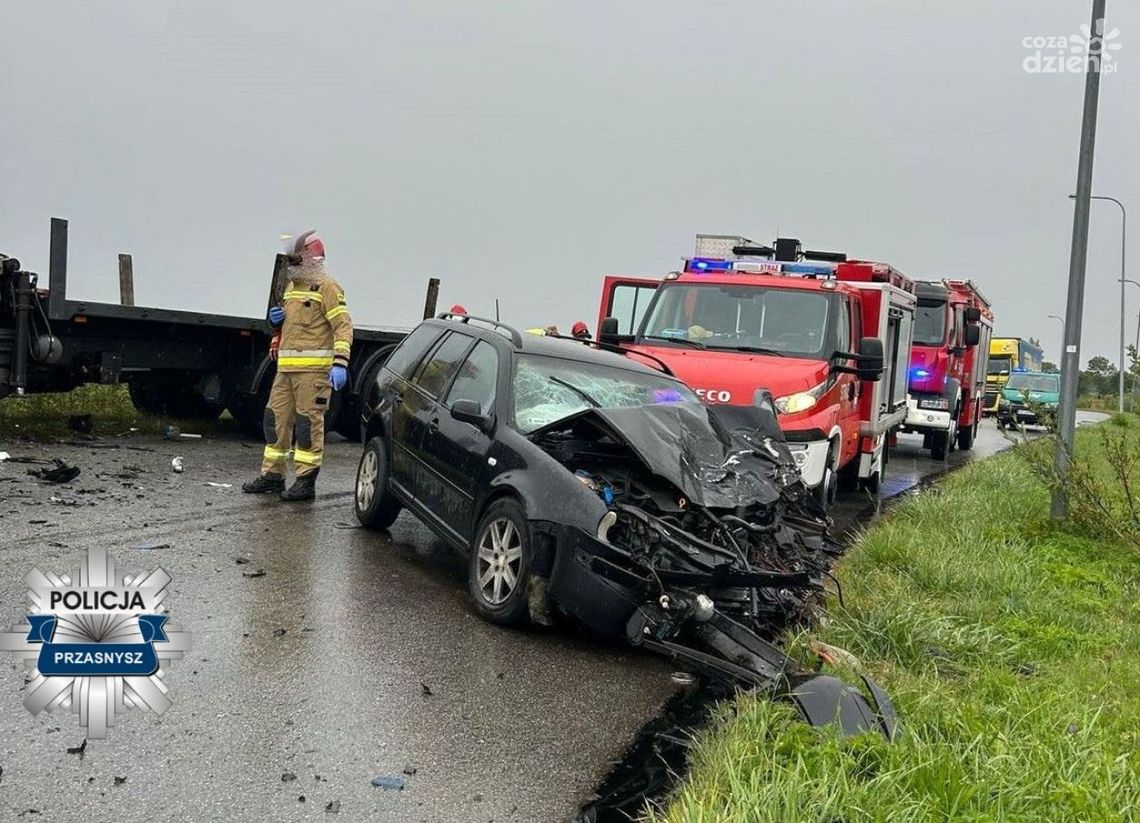 Czołowe zderzenie z ciężarówką - 5 osób rannych