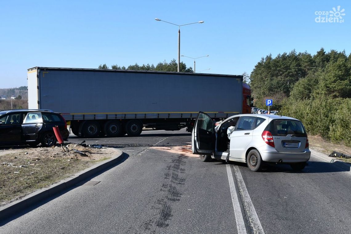 Czołówka z tirem w Mławie, trzy osoby w szpitalu