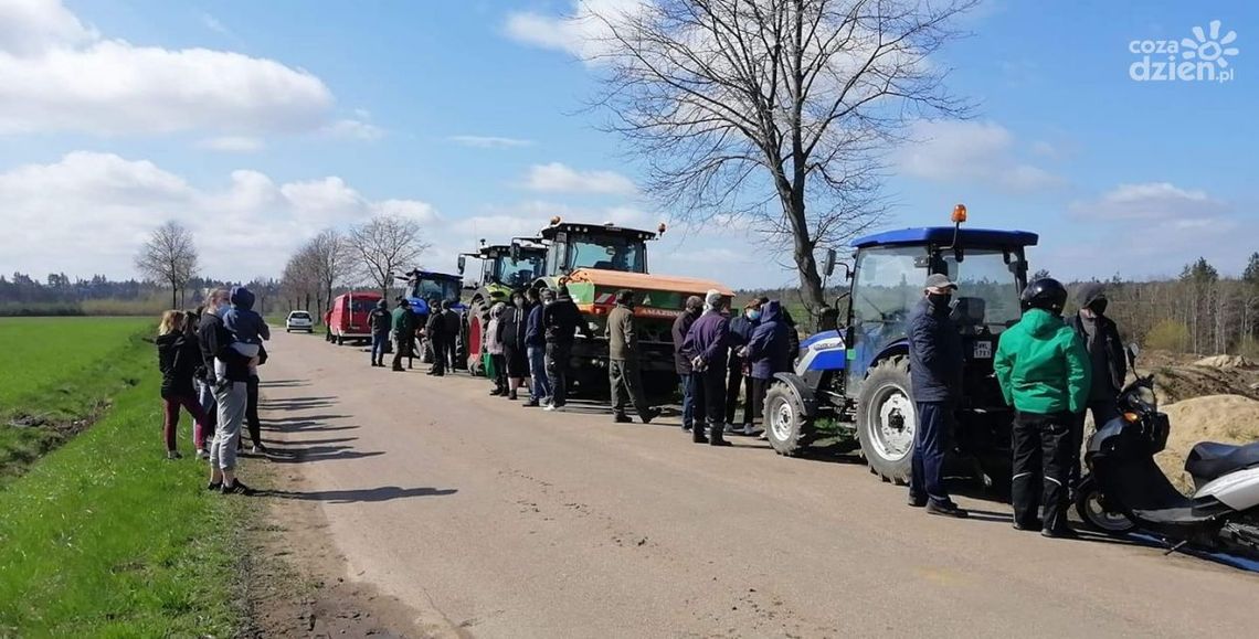 Czy powstanie grzebowisko drobiu w Lipowcu Kościelnym? Mieszkańcy całodobowo blokują teren
