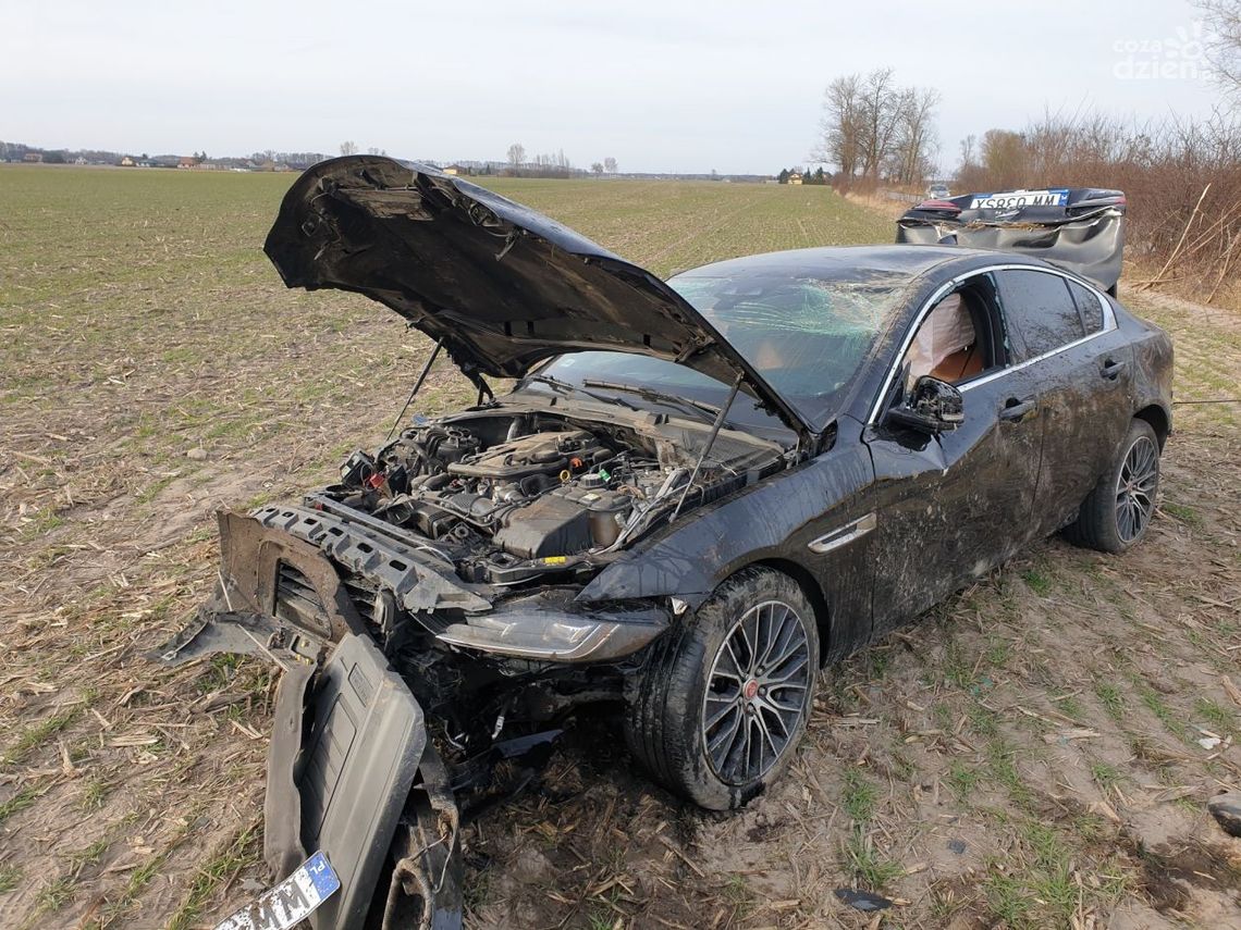 Dachował Jaguarem, za kierownicą 22-latek z powiatu ciechanowskiego