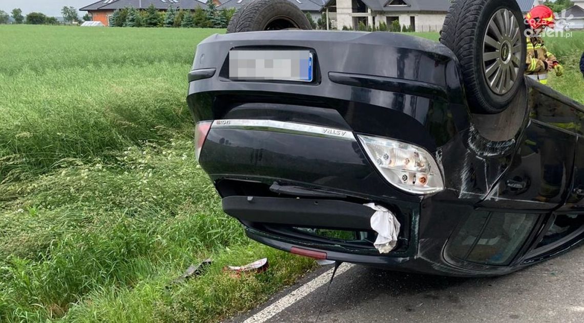 Dachowała osobówka - kierowca uciekł?