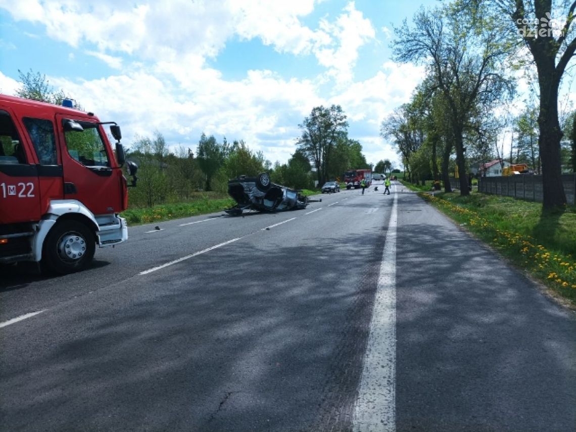 Dachowanie na siódemce. Kompletnie pijany kierowca wypadł z samochodu