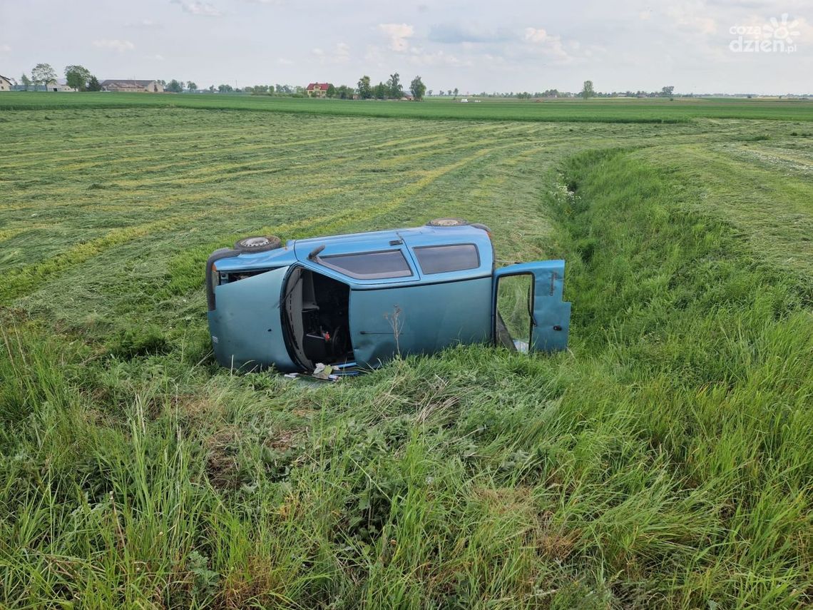 Dachowanie w Mchowie! Pijany kierowca spowodował kolizję łamiąc sądowy zakaz 
