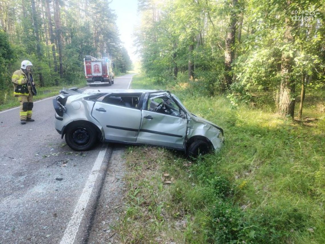 Dachowanie w Sulerzyżu: 19-latek ranny, trafił do szpitala