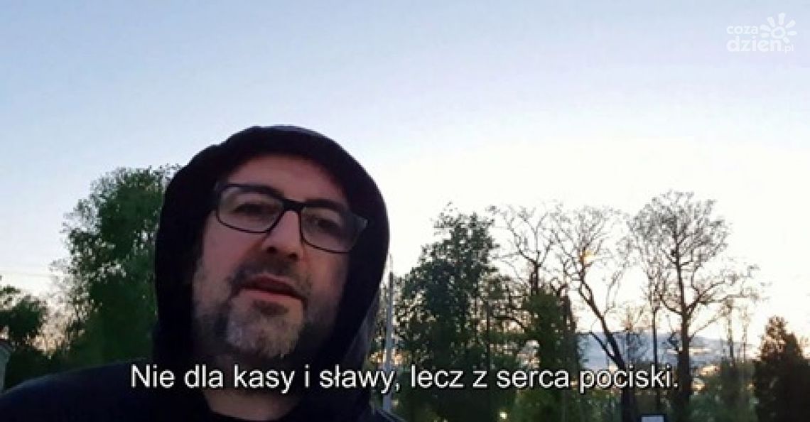 "Dajcie spokój z polityką, gdy medycy toczą boje" - rapuje starosta przasnyski Krzysztof Bieńkowski (wideo)