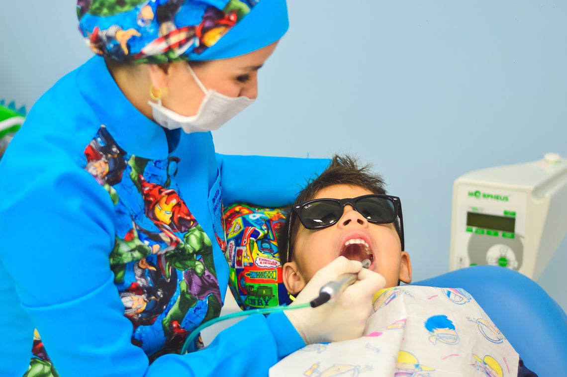 Dentystka leczy zęby chłopca