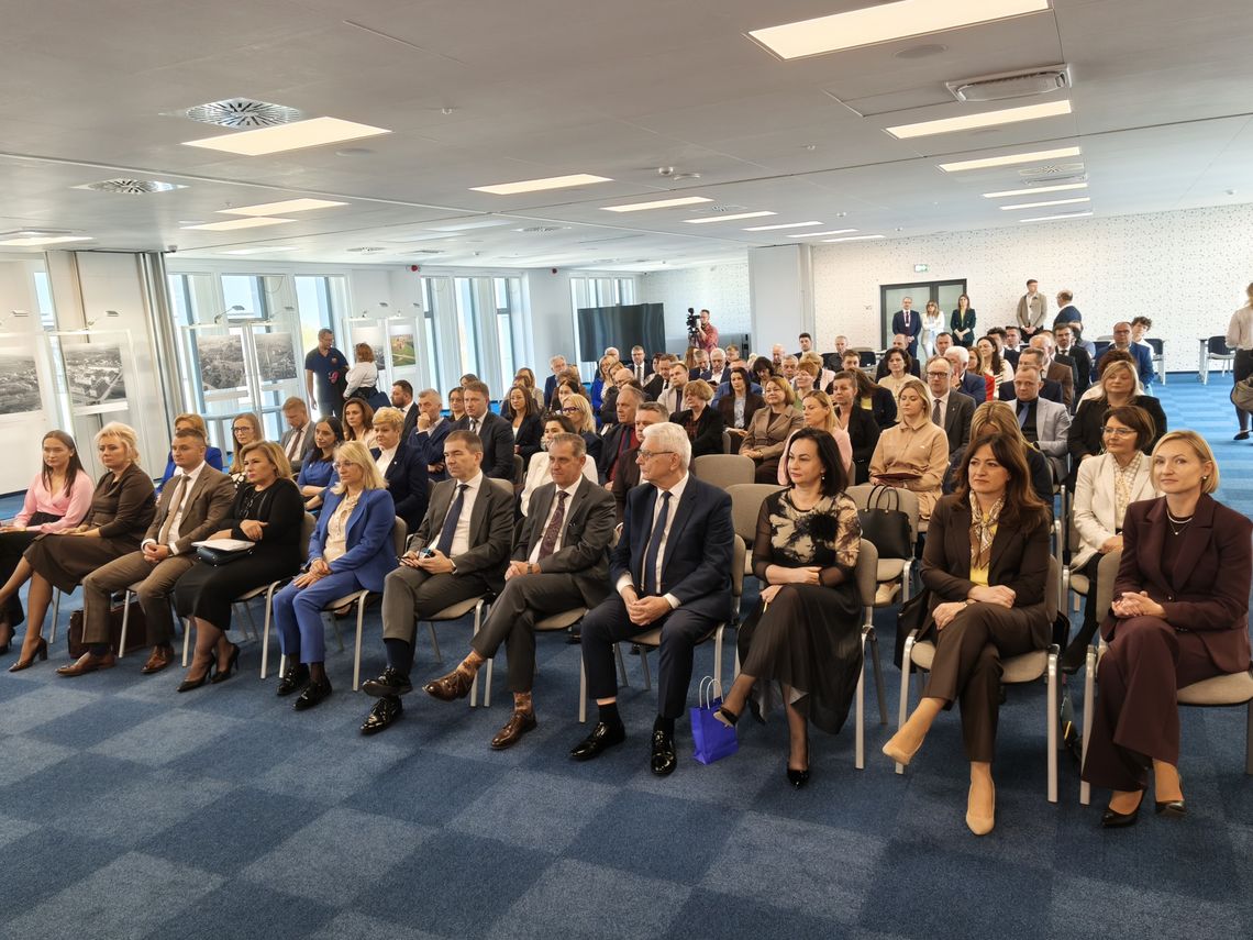 Deszcz pieniędzy dla samorządów. Ponad 7 mln zł na lokalne projekty w subregionie ciechanowskim