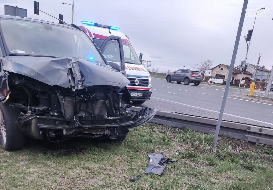 Dostawczakiem w sygnalizację, za kierownicą ciechanowianin