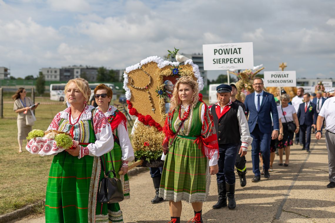 Korowód dożynkowy i wieńce podczas Dożynek Wojewódzkich 2025 w Płońsku