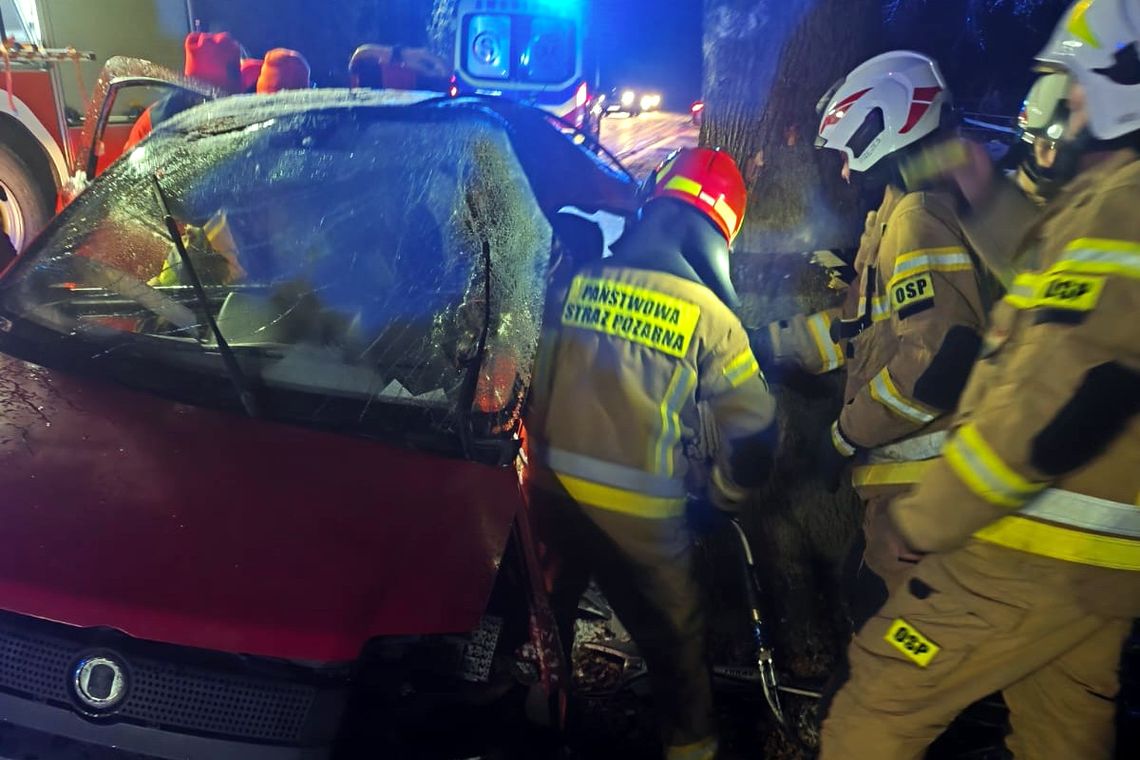 Strażacy wycinają karoserię, by wydobyć kierowcę