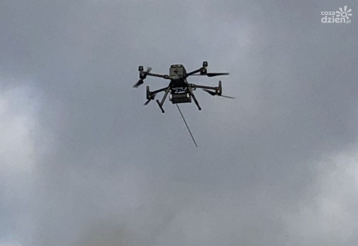 Dron już rozdaje mandaty w Ciechanowie. "Trujesz siebie i sąsiadów"