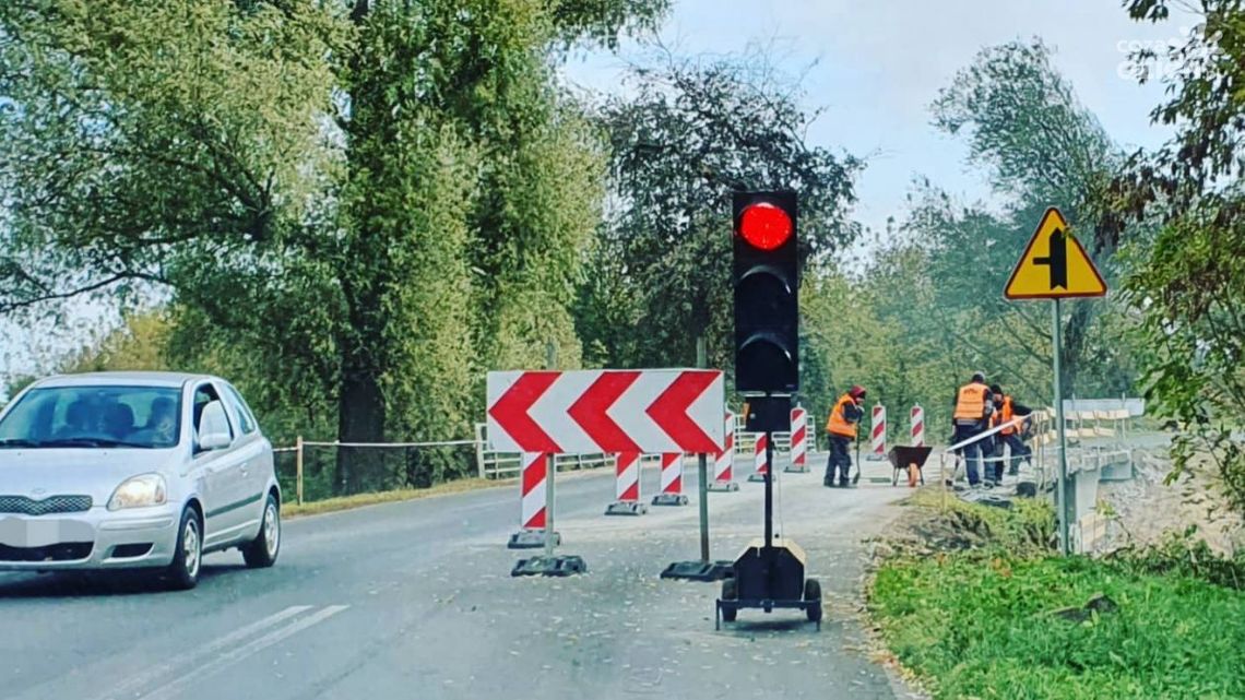 Duże utrudnienia w Obrębie, trwa przebudowa drogi i mostu