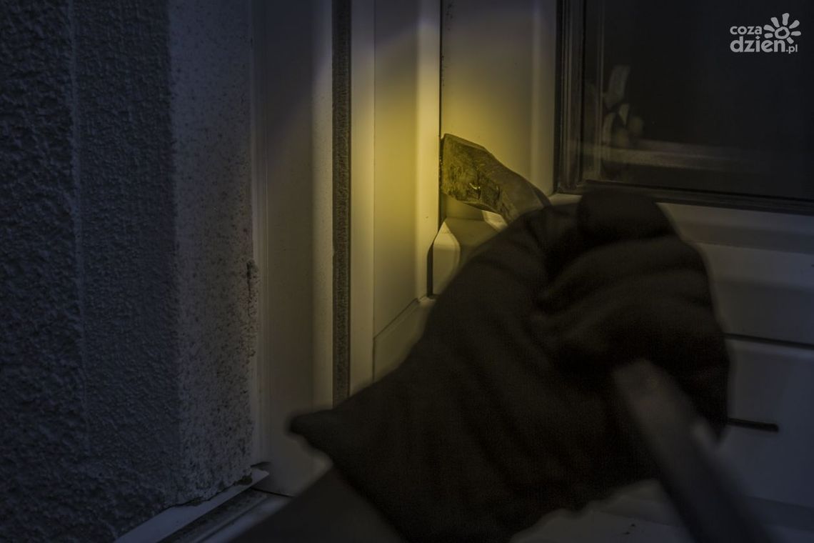 Dwa włamania do mieszkań w odstępie kilku dni. Sprawę bada mławska policja