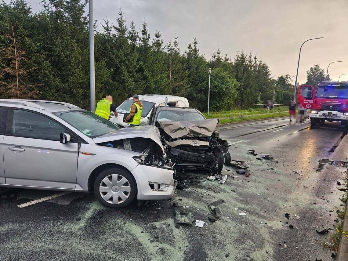 Dwie osoby ranne po zderzeniu trzech samochodów w Ciechanowie. Policja bada okoliczności