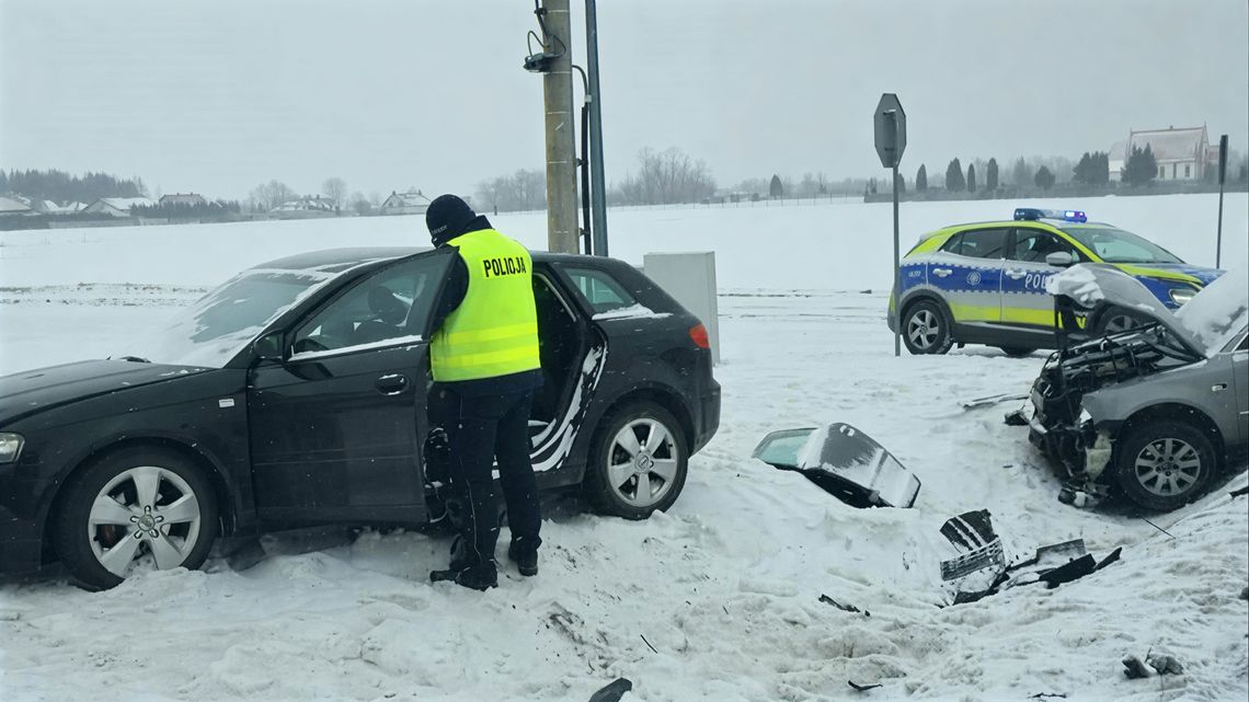 Dwie osoby trafiły do szpitala. Wypadek na DK57 w Makowie Mazowieckim.