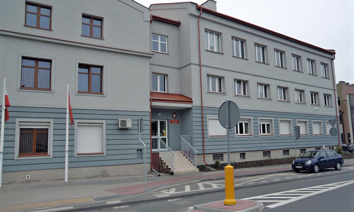Śmierć dwóch osób na posesji w Dłutowie. Trwa śledztwo prokuratury Budynek Prokuratury Rejonowej w Płońsku przy ulicy Płockiej