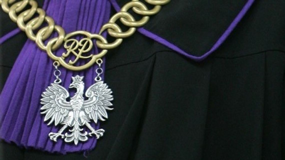 Łańcuch z godłem Polski na stroju sędziowskim