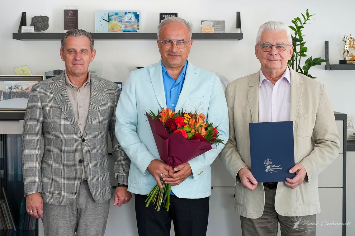 Dyrektorzy trzech szkół w Ciechanowie otrzymali nagrody jubileuszowe