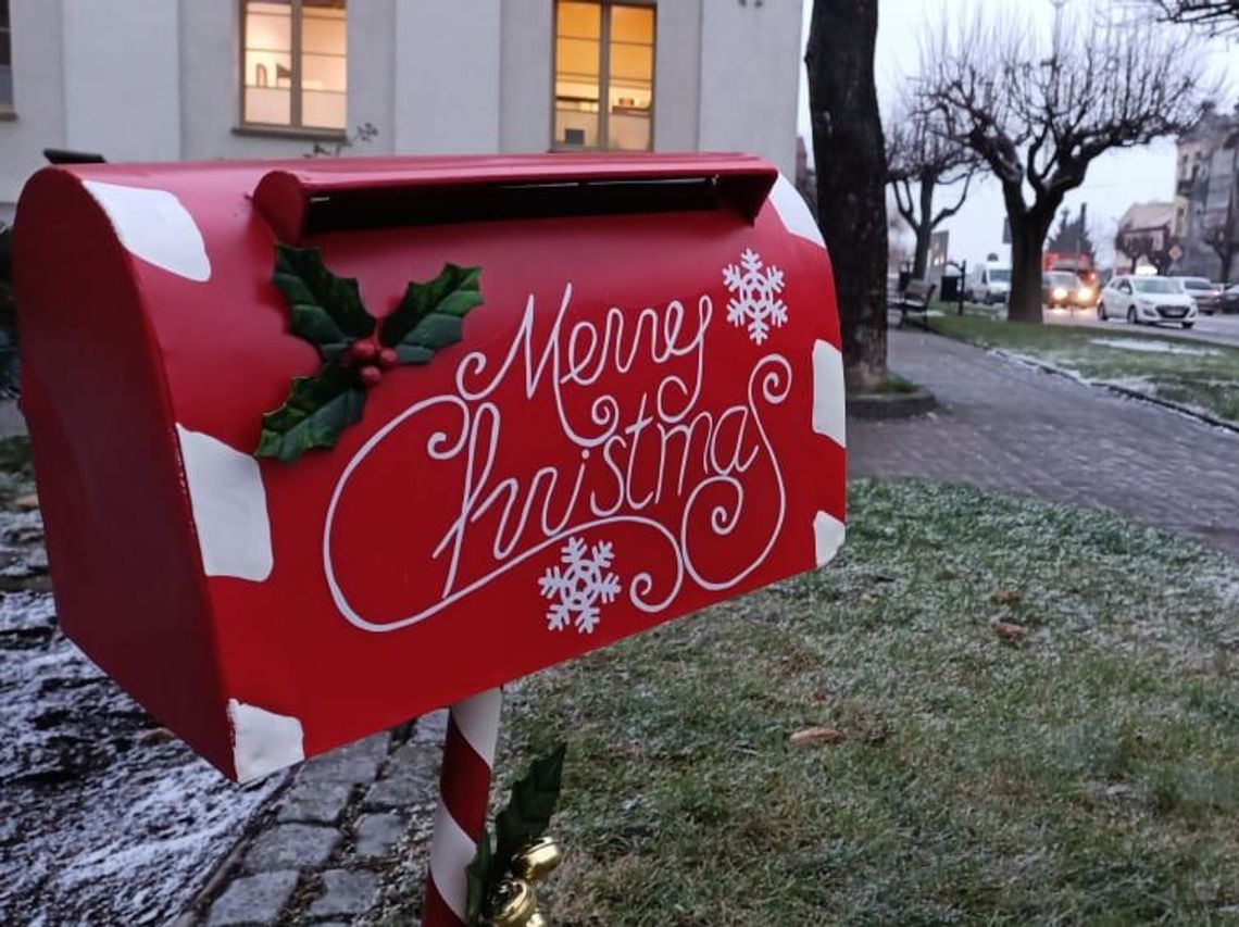 Dzieci z Mławy listy do Mikołaja mogą wrzucać do skrzynki przy ratuszu Dzieci z Mławy listy do Mikołaja mogą wrzucać do skrzynki przy ratuszu