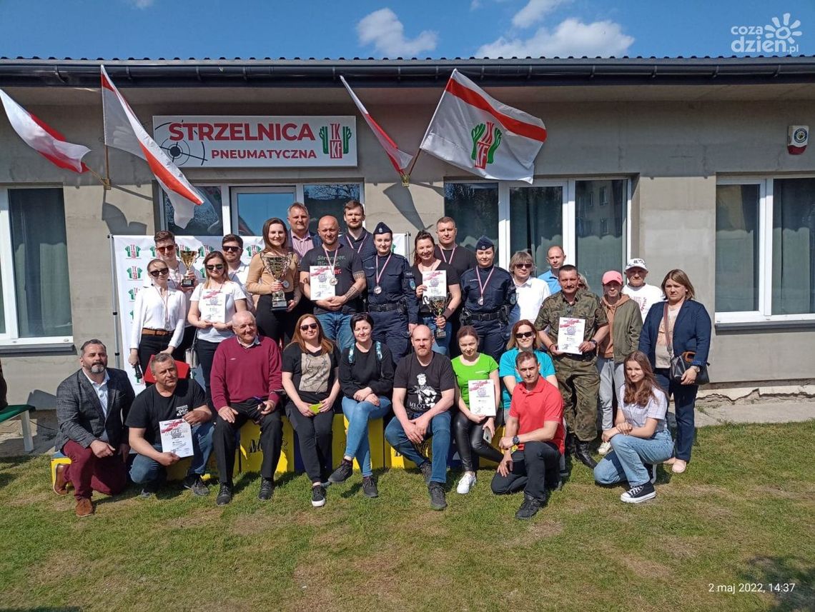 Dzień flagi na sportowo, z bronią w ręku. Zawody strzeleckie odbyły się w Ciechanowie