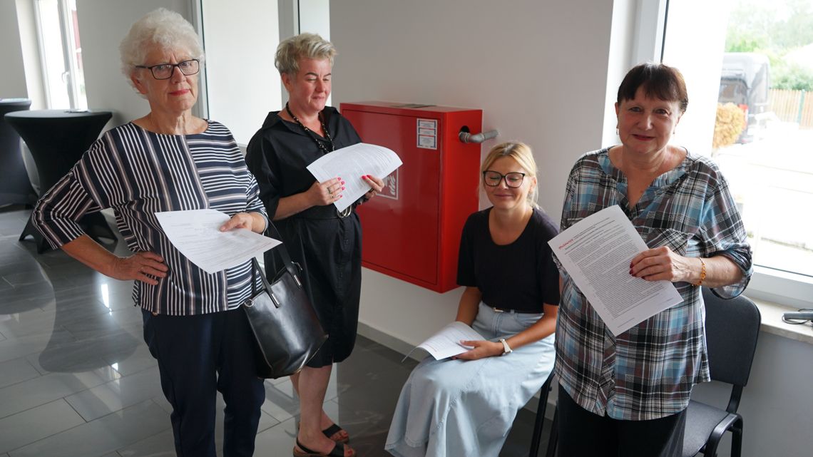 Dziesiątki chętnych na darmowych badaniach wzroku w Konopkach. Ominęli kolejki Pacjentki czekają na swoją kolej w darmowym badaniu wzroku w Konopkach