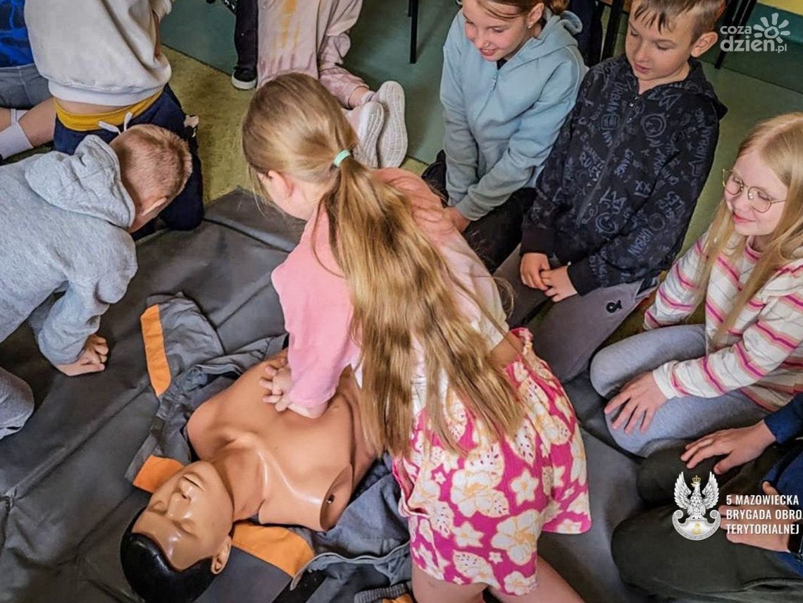 „Edukacja z wojskiem” wraca do szkół. Żołnierze uczą, jak radzić sobie w sytuacjach kryzysowych