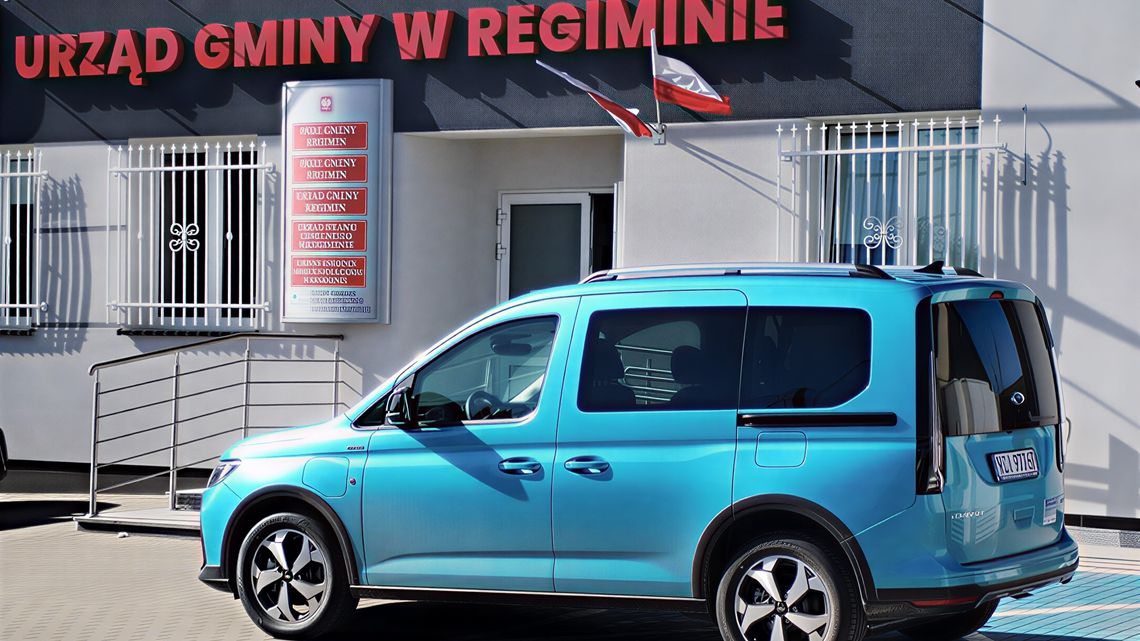 Samochó przed UG w Regiminie