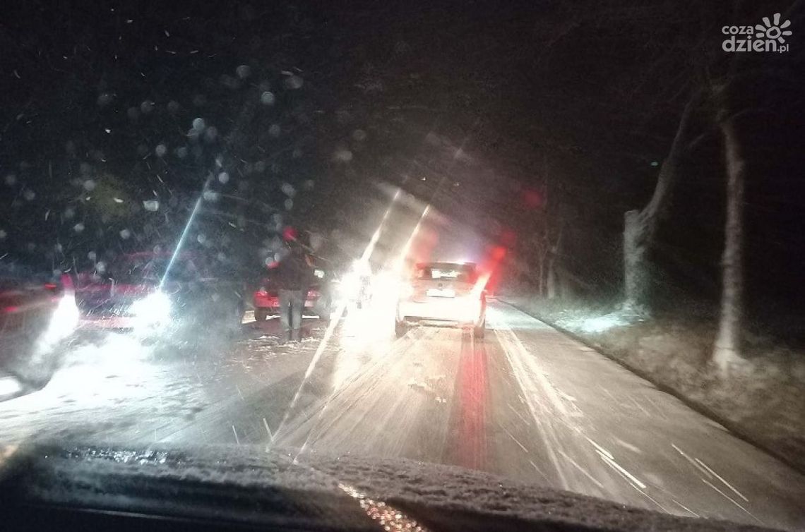 Fatalne warunki na drogach, mamy komentarz Powiatowego Zarządu Dróg