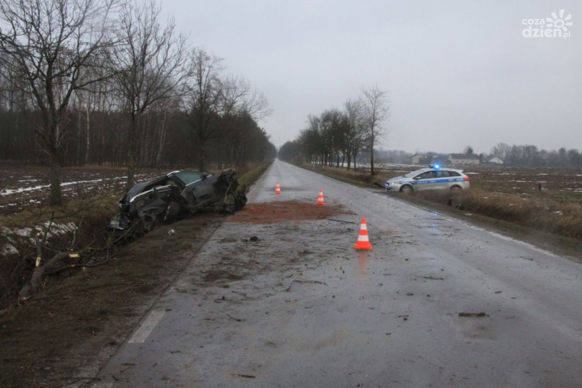 Fatalny wypadek na prostej drodze. Zjechał na pobocze, uderzył w betonowy przepust i kolejno w trzy drzewa