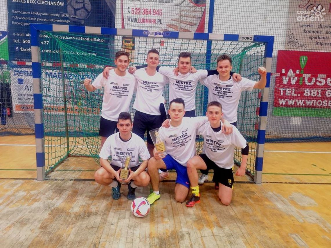FC Pesto wygrywa nocą