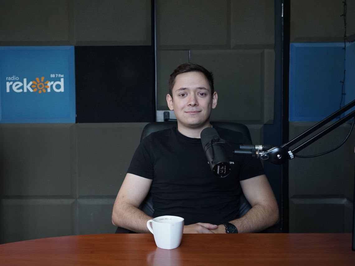 Cezary Szczerkowski w studiu Radia Rekord