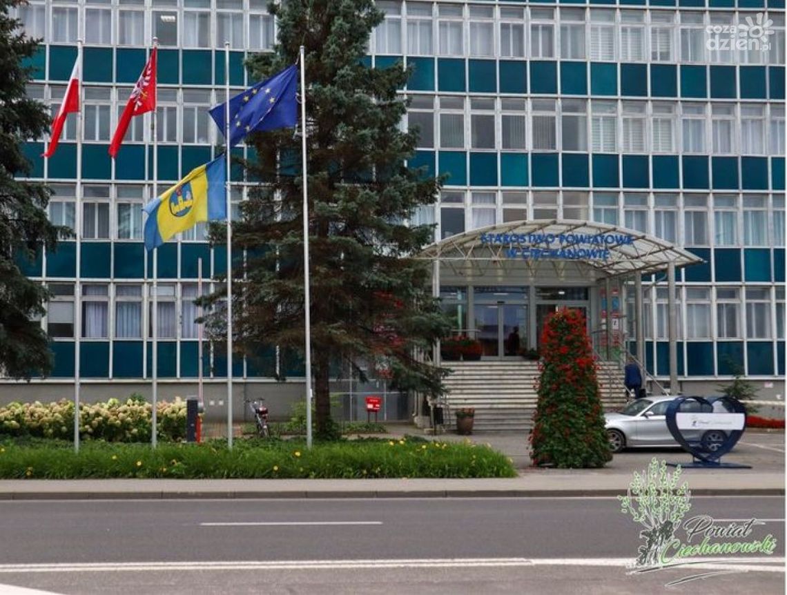 Flaga przed Starostwem Powiatowym w Ciechanowie opuszczona do połowy. Powód?