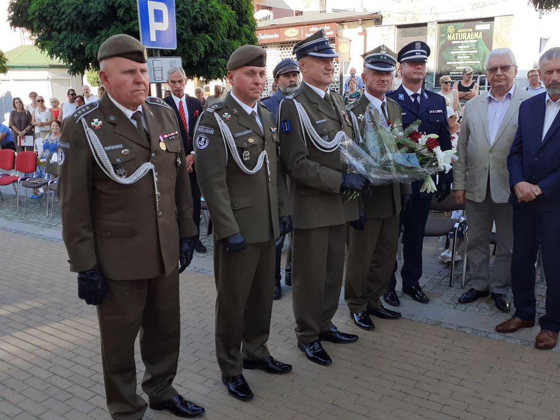 [foto] Kwiatami i śpiewem uczczono żołnierzy polskich