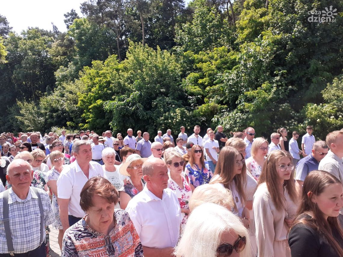 [fotorelacja] Biskup Milewski swoją obecnością uświetnia uroczystość Bożego Ciała w Krasnem i podkreśla znaczenie polskiej tradycji katolickiej