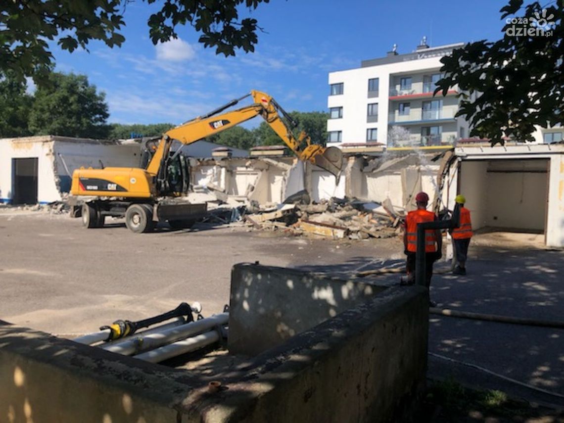 Garaże przy starostwie znikają z powierzchni ziemi