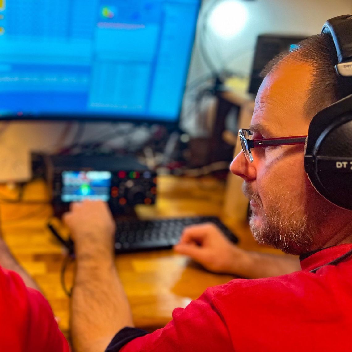 Krótkofalowiec przy swoim hobby