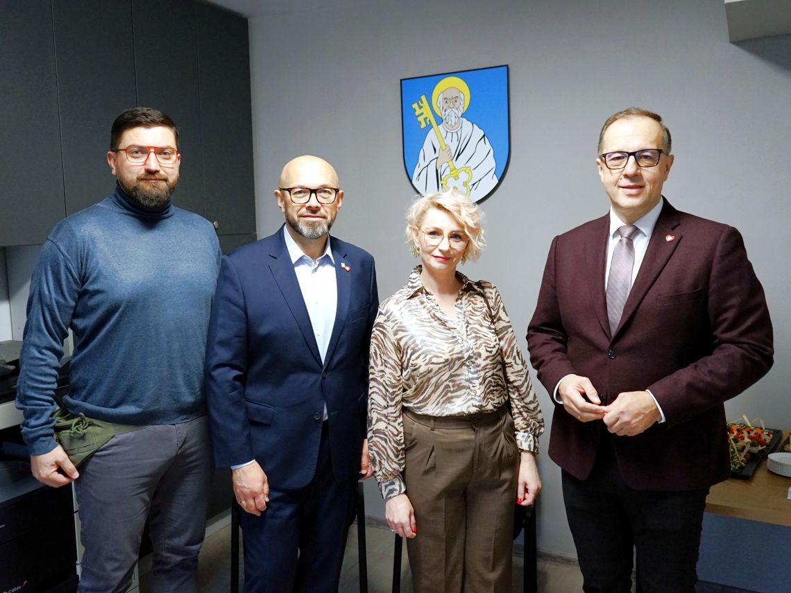 "Gdzie znaleźć radnego?" Marek Łebkowski odpowiada i otwiera biuro dla mieszkańców Radny Łebkowski i goście podczas otwarcia biura radnego