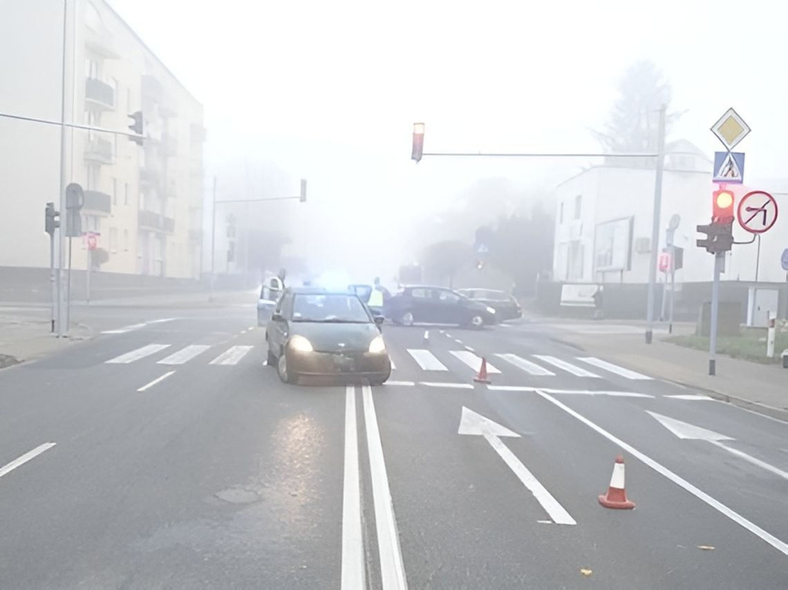 Gęsta mgła i wypadek o poranku. Kobieta potrącona na przejściu w Ciechanowie. Gęsta mgła i wypadek o poranku. Kobieta potrącona na przejściu w Ciechanowie.