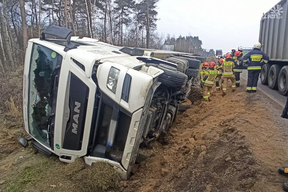 Glinojeck. Tir w rowie, utrudnienia na siódemce Glinojeck. Tir w rowie, utrudnienia na siódemce