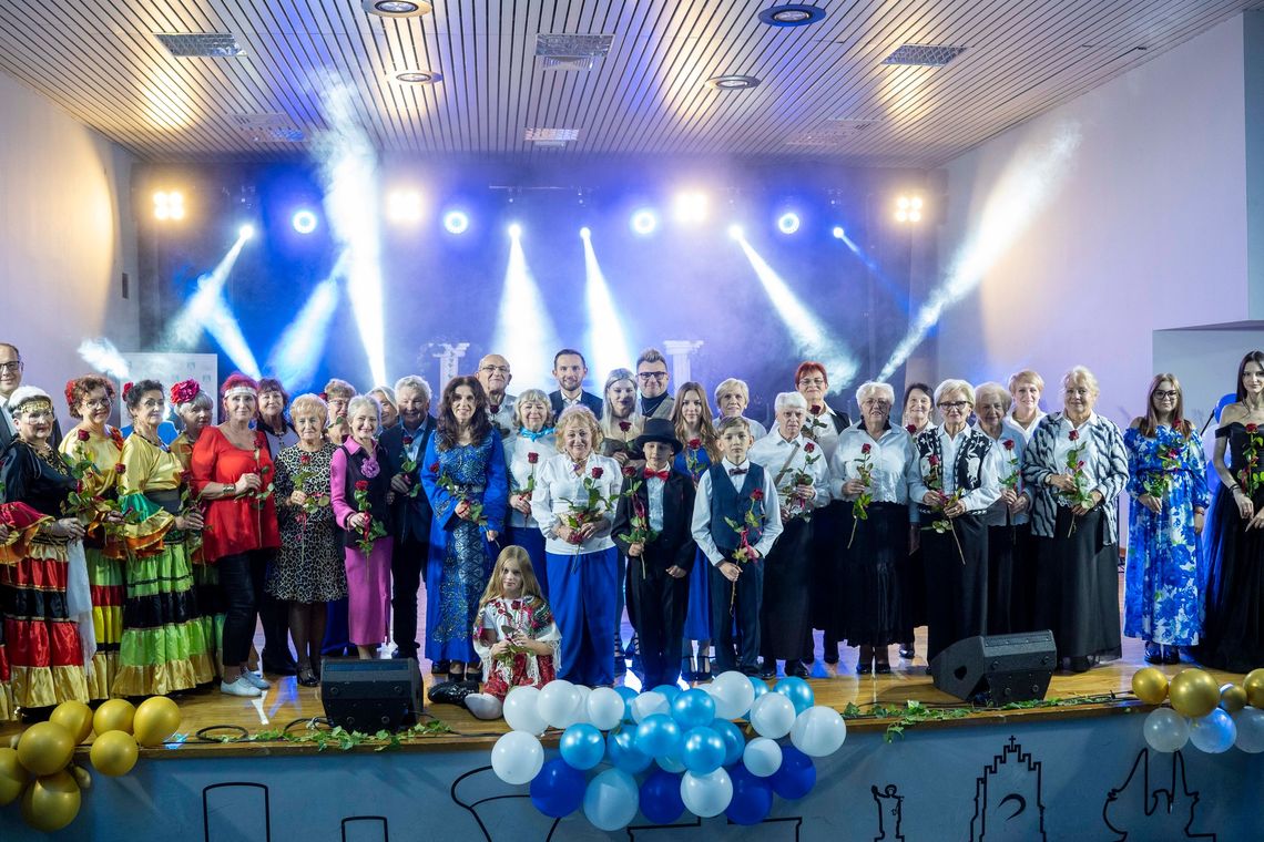 Grecka Zorba i recital Gęsickiego. Seniorzy i młodzież bawili się razem na VII Senioraliach. Uczestnicy VII senioraliów na scenie