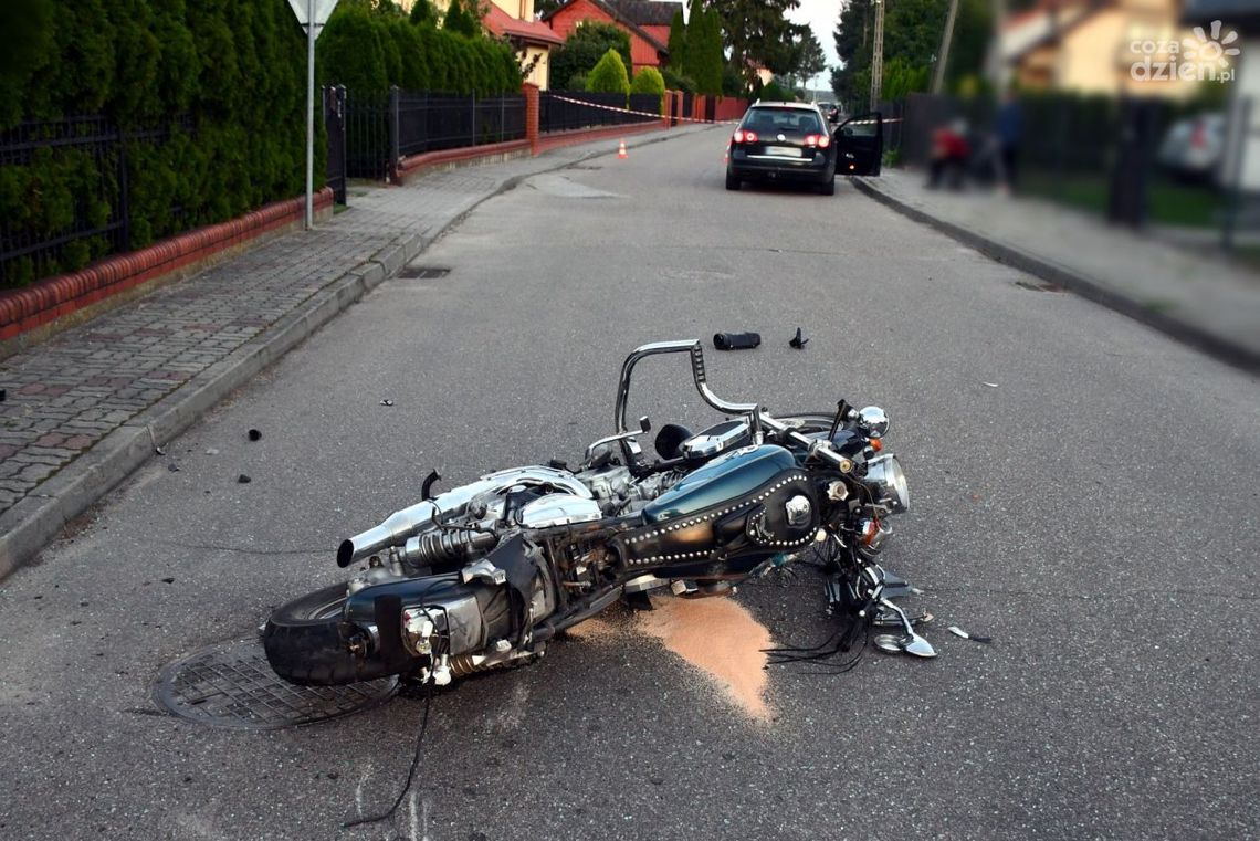 Groźna kraksa w Strzegowie. Motocyklista trafił do szpitala