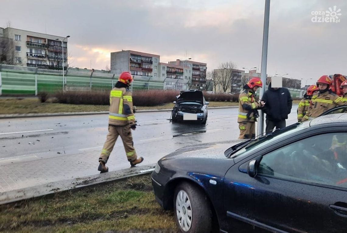 Groźnie na Armii Krajowej, pijany kierowca spowodował wypadek przed przejściem dla pieszych