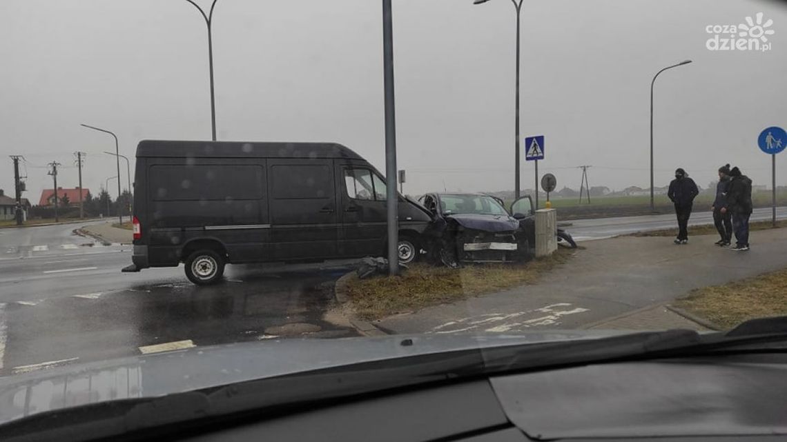 Groźnie na pętli miejskiej, osobówka zderzyła się z busem
