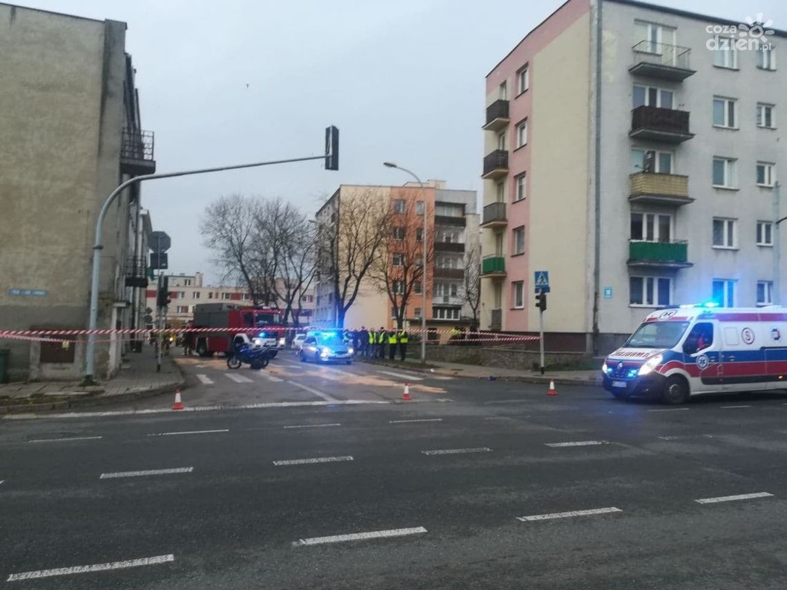 Groźnie w centrum Ciechanowa, motorowerzysta w szpitalu